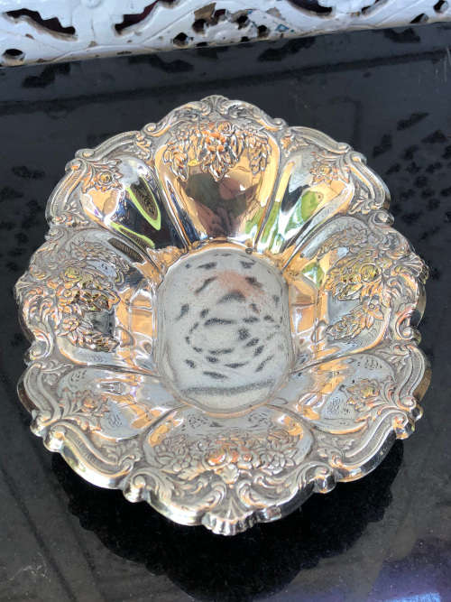 STUNNING PIECE !!! BEAUTIFULLY EMBOSSED SILVER PLATED DRESSING TABLE TRINKET DISH