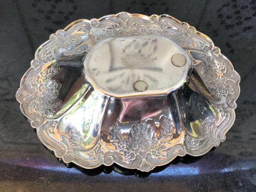 STUNNING PIECE !!! BEAUTIFULLY EMBOSSED SILVER PLATED DRESSING TABLE TRINKET DISH