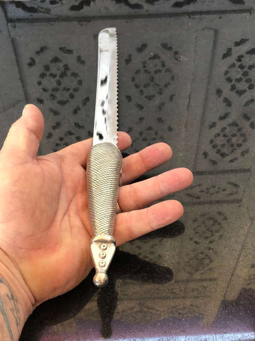 CARROL BOYES (1954 - 2019) RARE DISCONTINUED FISHNET PATTERN LARGE EVER-SHARP BREAD KNIFE