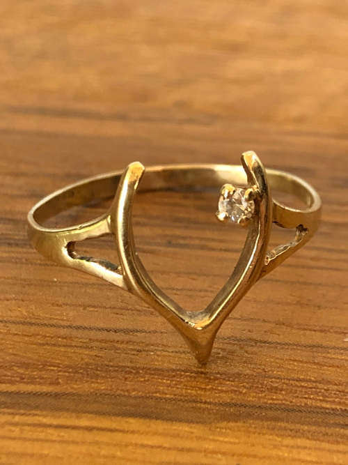 CUTE QUAINT CLASSIC DESIGN 9ct YELLOW GOLD AND CZ WISHBONE RING - SIZE P - 1.07g
