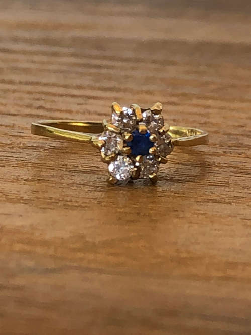 WOW !!! STUNNING 9ct YELLOW GOLD SAPPHIRE AND CZ FASHION RING - SIZE P - 1.63 g