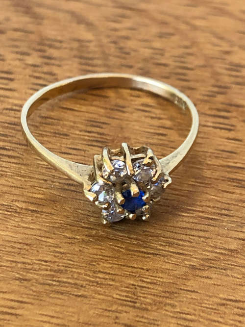 WOW !!! STUNNING 9ct YELLOW GOLD SAPPHIRE AND CZ FASHION RING - SIZE P - 1.63 g
