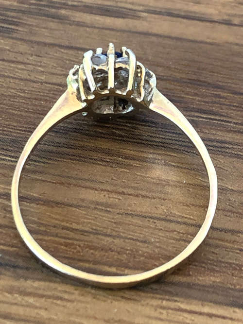 WOW !!! STUNNING 9ct YELLOW GOLD SAPPHIRE AND CZ FASHION RING - SIZE P - 1.63 g