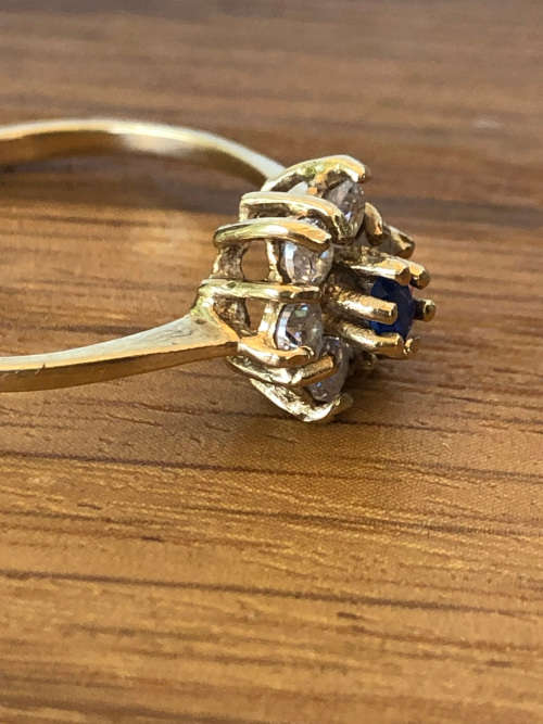 WOW !!! STUNNING 9ct YELLOW GOLD SAPPHIRE AND CZ FASHION RING - SIZE P - 1.63 g