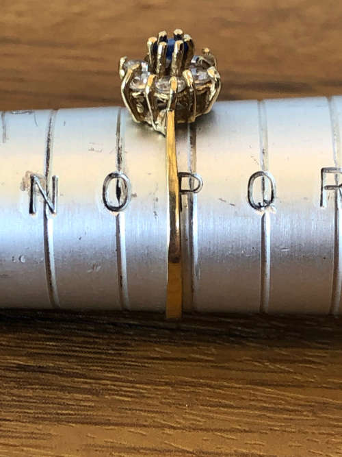 WOW !!! STUNNING 9ct YELLOW GOLD SAPPHIRE AND CZ FASHION RING - SIZE P - 1.63 g