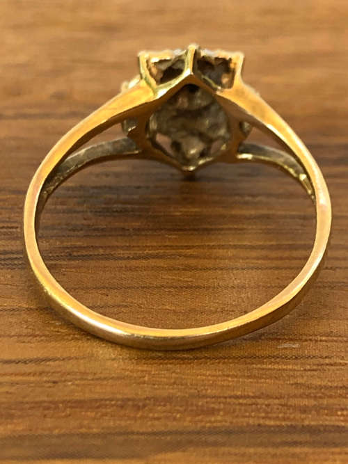 GORGEOUS 9ct YELLOW GOLD AND SMALL DIAMOND ENGAGEMENT RING - SIZE K - 1.69g