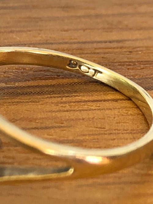 GORGEOUS 9ct YELLOW GOLD AND SMALL DIAMOND ENGAGEMENT RING - SIZE K - 1.69g