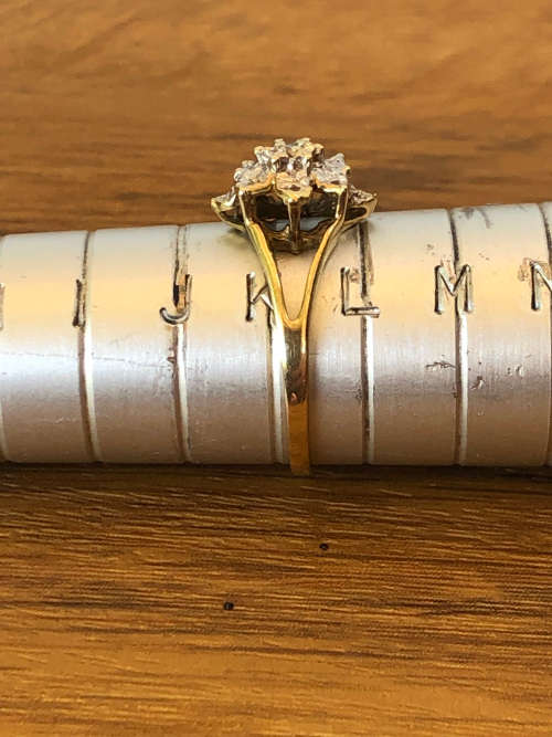 GORGEOUS 9ct YELLOW GOLD AND SMALL DIAMOND ENGAGEMENT RING - SIZE K - 1.69g