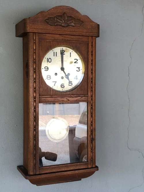 Wow !!! stunning old Mahogany wood cased wall clock with key