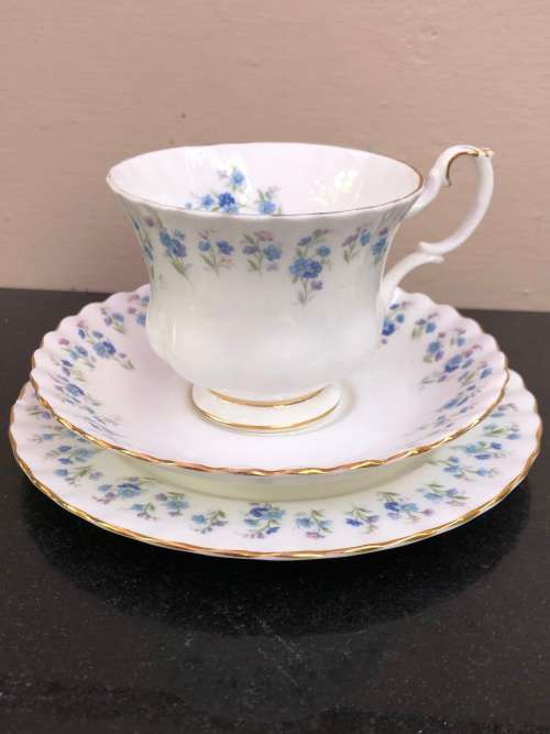 Wow !!! 1970 - Royal Albert Memory Lane Trio in slighty used Condition