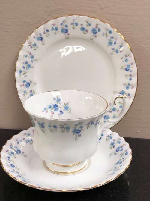 Wow !!! 1970 - Royal Albert Memory Lane Trio in slighty used Condition