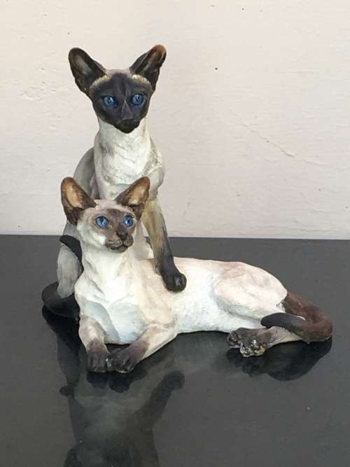 Country Artists Collectable Cat Figurines Siamese Pair Signed and Dated 2004 No: 03527