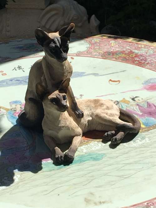 Country Artists Collectable Cat Figurines Siamese Pair Signed and Dated 2004 No: 03527