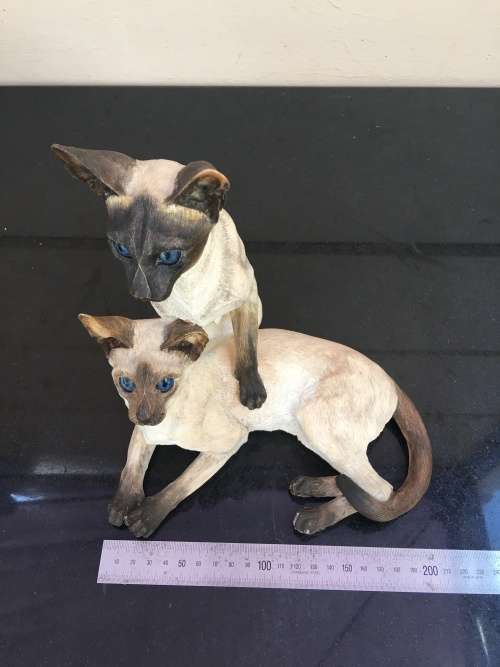 Country Artists Collectable Cat Figurines Siamese Pair Signed and Dated 2004 No: 03527