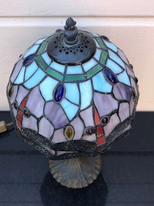 STUNNING VINTAGE TIFFANY STYLE LEAD GLASS TABLE LAMP IN FULL WORKING ORDER