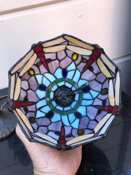 STUNNING VINTAGE TIFFANY STYLE LEAD GLASS TABLE LAMP IN FULL WORKING ORDER