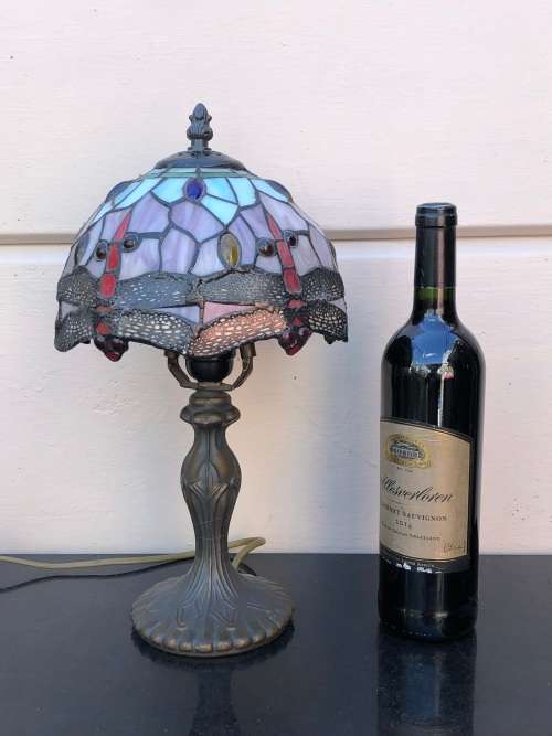 STUNNING VINTAGE TIFFANY STYLE LEAD GLASS TABLE LAMP IN FULL WORKING ORDER