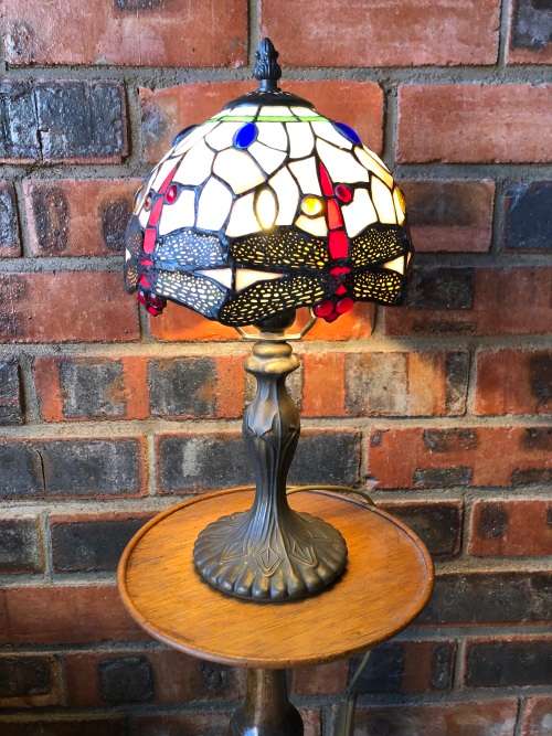STUNNING VINTAGE TIFFANY STYLE LEAD GLASS TABLE LAMP IN FULL WORKING ORDER