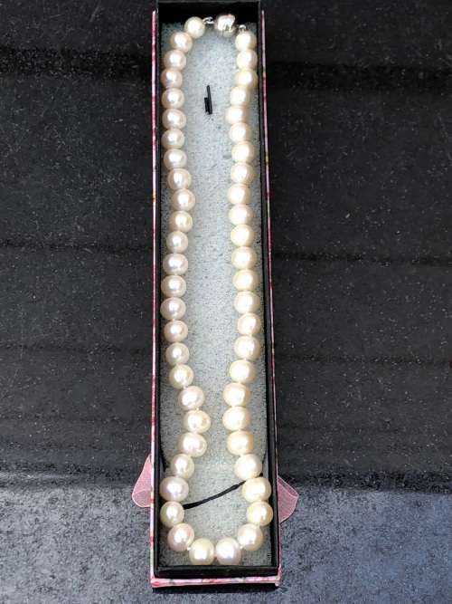 FRESH WATER PEARL NECKLACE WITH 925 STAMPED SILVER MAGNETIC CLASP