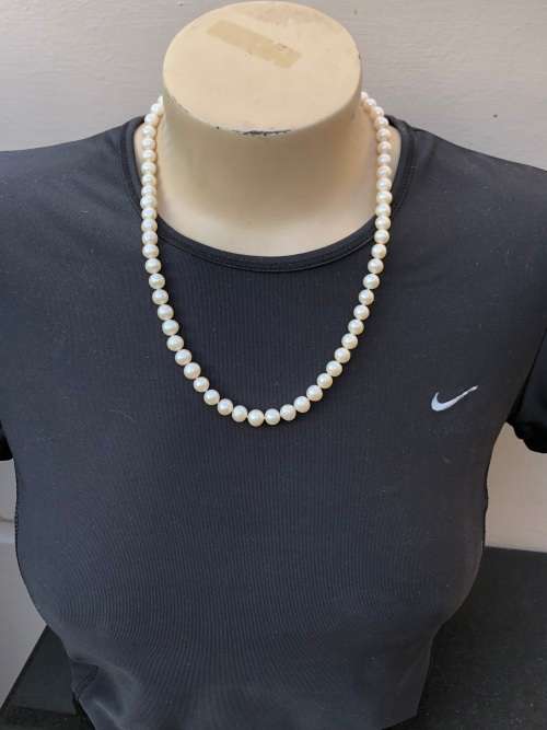 FRESH WATER PEARL NECKLACE WITH 925 STAMPED SILVER MAGNETIC CLASP