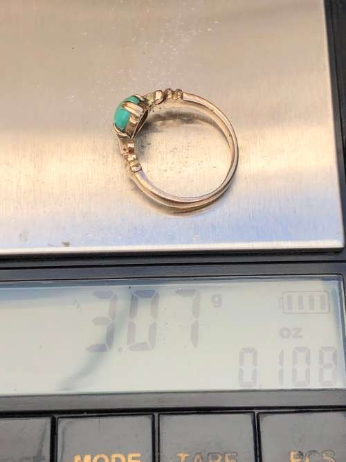 A vintage 9ct yellow gold and turquoise ring - 3.07g - size L
