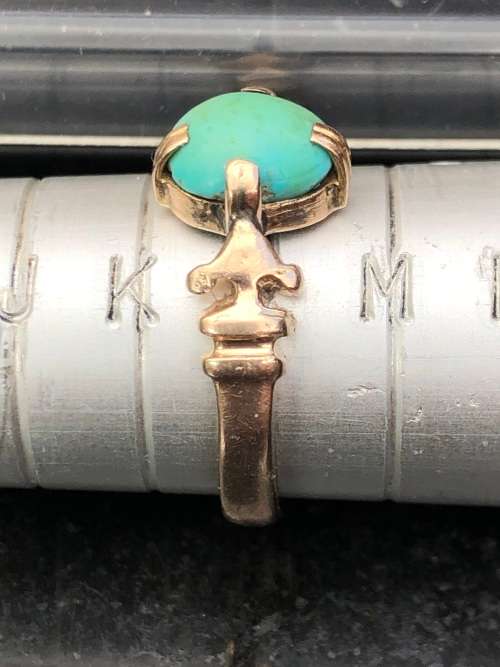 A vintage 9ct yellow gold and turquoise ring - 3.07g - size L