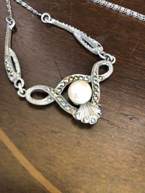 WOW !!! STUNNING VINTAGE STERLING SILVER PEARL AND MARCASITE NECKLACE PENDANT- 6.08g