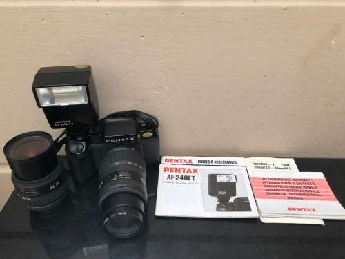 PENTAX SF7 35mm SLR FILM CAMERA WITH EXTRA LENS MANUALS AND AN AF 240FT FLASH IN CARRY BAG