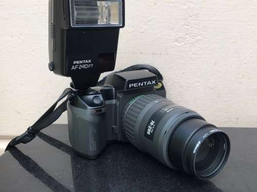 PENTAX SF7 35mm SLR FILM CAMERA WITH EXTRA LENS MANUALS AND AN AF 240FT FLASH IN CARRY BAG