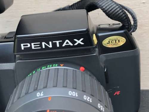 PENTAX SF7 35mm SLR FILM CAMERA WITH EXTRA LENS MANUALS AND AN AF 240FT FLASH IN CARRY BAG