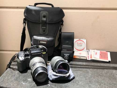 PENTAX SF7 35mm SLR FILM CAMERA WITH EXTRA LENS MANUALS AND AN AF 240FT FLASH IN CARRY BAG