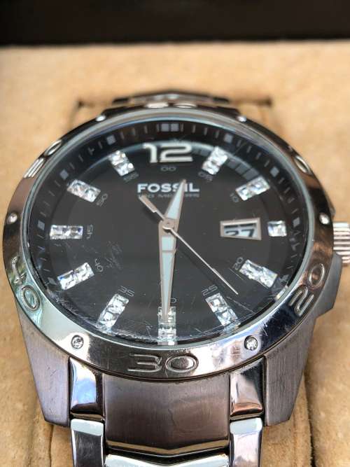 PAIR OF COLLECTABLE MENS FOSSIL WATCHES IN A LEATHER DISPLAY CASE - WORKING 100%
