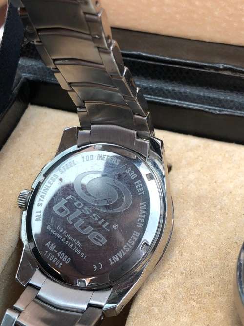 PAIR OF COLLECTABLE MENS FOSSIL WATCHES IN A LEATHER DISPLAY CASE - WORKING 100%