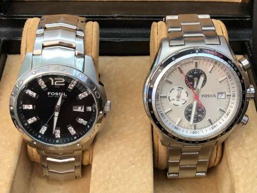 PAIR OF COLLECTABLE MENS FOSSIL WATCHES IN A LEATHER DISPLAY CASE - WORKING 100%