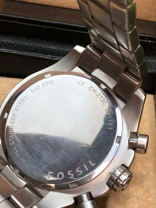 PAIR OF COLLECTABLE MENS FOSSIL WATCHES IN A LEATHER DISPLAY CASE - WORKING 100%
