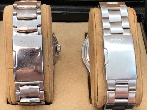 PAIR OF COLLECTABLE MENS FOSSIL WATCHES IN A LEATHER DISPLAY CASE - WORKING 100%