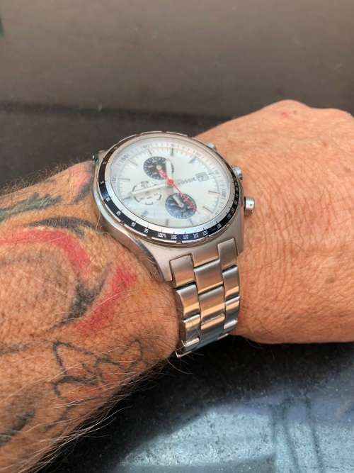 PAIR OF COLLECTABLE MENS FOSSIL WATCHES IN A LEATHER DISPLAY CASE - WORKING 100%