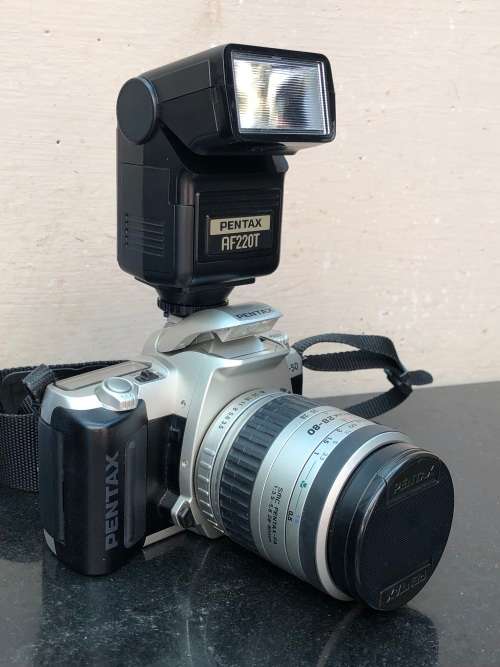 PENTAX MZ-50 35mm SLR FILM CAMERA WITH EXTRA LENS MANUALS FLASH AND CAMERA BAG