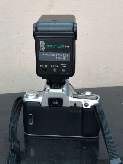 PENTAX MZ-50 35mm SLR FILM CAMERA WITH EXTRA LENS MANUALS FLASH AND CAMERA BAG