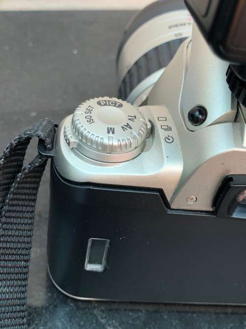 PENTAX MZ-50 35mm SLR FILM CAMERA WITH EXTRA LENS MANUALS FLASH AND CAMERA BAG
