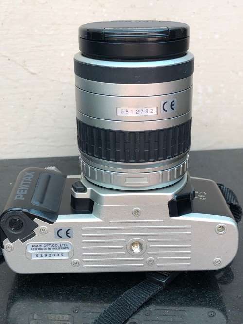 PENTAX MZ-50 35mm SLR FILM CAMERA WITH EXTRA LENS MANUALS FLASH AND CAMERA BAG