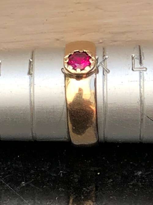 STUNNING 9ct YELLOW GOLD AND RUBY RING - SIZE J1/2 - WEIGHS 2.36g