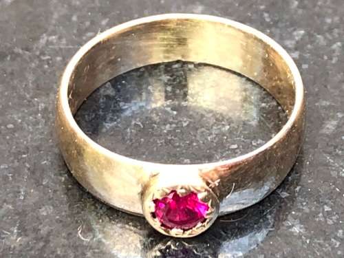 STUNNING 9ct YELLOW GOLD AND RUBY RING - SIZE J1/2 - WEIGHS 2.36g