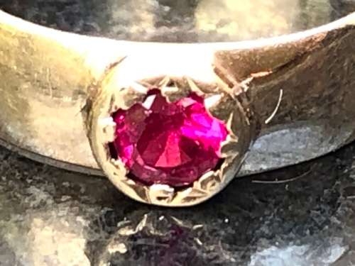 STUNNING 9ct YELLOW GOLD AND RUBY RING - SIZE J1/2 - WEIGHS 2.36g