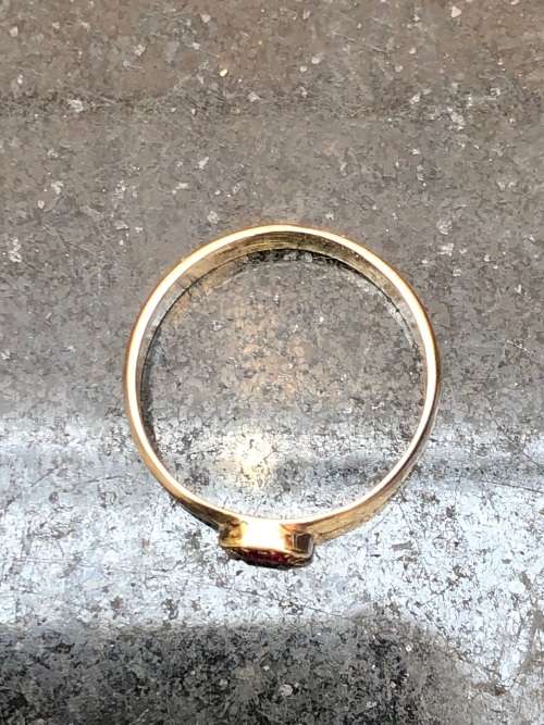 STUNNING 9ct YELLOW GOLD AND RUBY RING - SIZE J1/2 - WEIGHS 2.36g