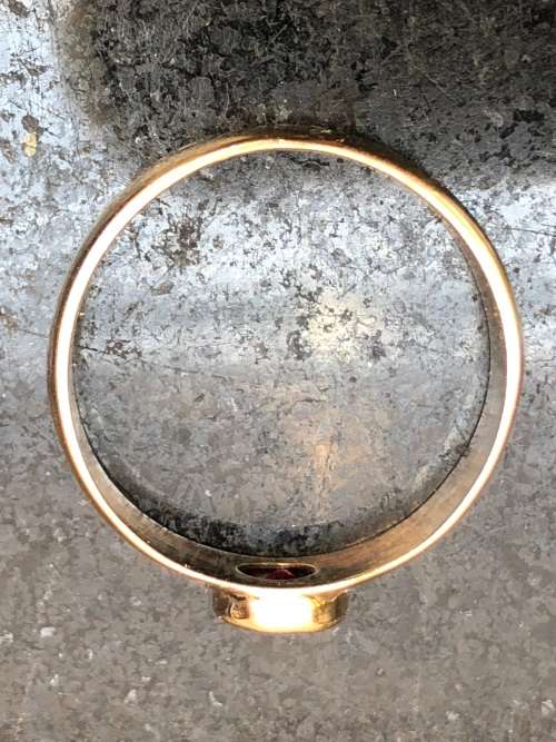 STUNNING 9ct YELLOW GOLD AND RUBY RING - SIZE J1/2 - WEIGHS 2.36g
