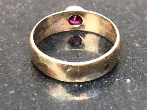 STUNNING 9ct YELLOW GOLD AND RUBY RING - SIZE J1/2 - WEIGHS 2.36g