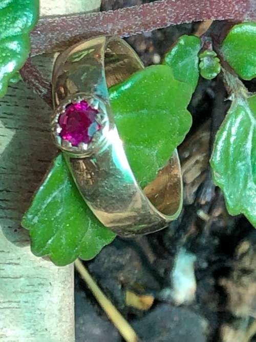 STUNNING 9ct YELLOW GOLD AND RUBY RING - SIZE J1/2 - WEIGHS 2.36g