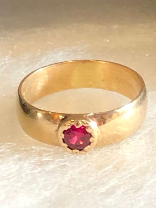STUNNING 9ct YELLOW GOLD AND RUBY RING - SIZE J1/2 - WEIGHS 2.36g