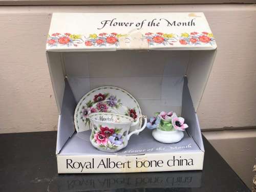 ROYAL ALBERT ANEMONES FLOWER OF THE MONTH MARCH DUO AND POSY IN THE ORIGINAL BOX - DUO IS MINT !!!